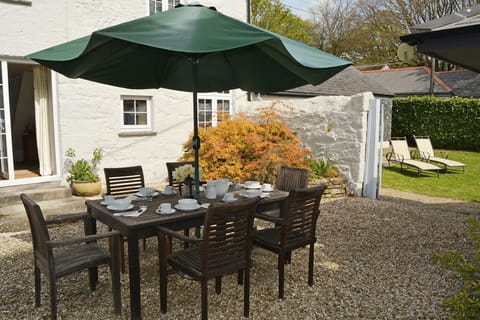 Set within its own private courtyard, it has been enlarged and updated by incorporating a part formerly used as a private Chapel