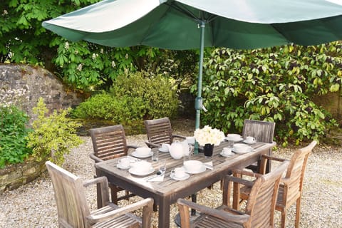 Private gravelled courtyard with table, chairs and barbecue