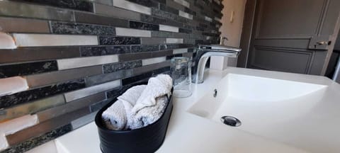 Comfort Room | Bathroom | Combined shower/tub, hair dryer, towels, soap