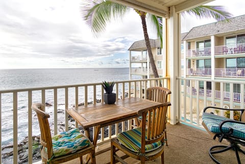 Stunning direct oceanfront views from the private lanai, overlooking tide pools where turtles and eels often feed.