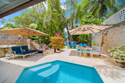 Waverly One - Pool & sea views