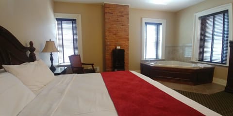 55 Broadway Mini-Suite, 1 King Bed, Jetted Tub | Iron/ironing board, free WiFi, bed sheets
