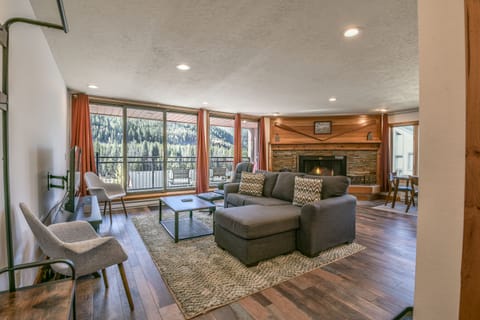 Beautiful Vacation Condo near Keystone Lake!