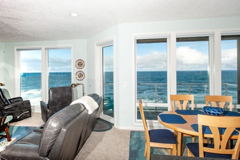 Depoe Bay Vacation Home - Beautiful Oceanfront Views of Depoe Bay, Oregon.