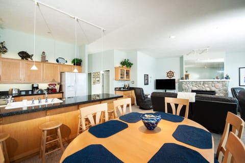 Depoe Bay Oregon Vacation Rental - Dinning Area