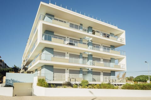 This holiday apartment in São Martinho do Porto, part of the Clérigo - Holiday Beach Apartments development, is located 850 meters from the beach, offering two outdoor pools, a gym, and full furnishings. With two bedrooms and two bathrooms, including an ensuite, it features a fully equipped kitchen and a spacious balcony. Ideally situated in the city center, the apartment is perfect for enjoying the beach and exploring the attractions of the Western region of Portugal, such as the monasteries of Alcobaça and Batalha, the giant waves of Nazaré, and the Castle of Óbidos, all within a 30-minute drive. Lisbon Airport is an hour away.