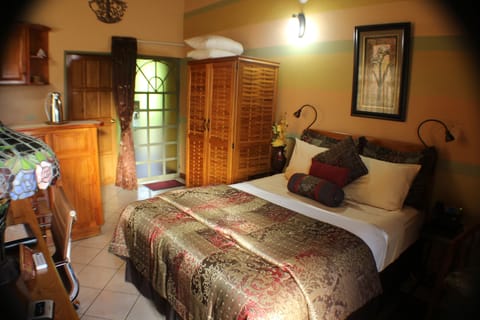 Deluxe Room, Kitchenette | Premium bedding, down comforters, pillowtop beds, minibar (free items)