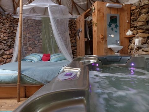 Deluxe Room, Hot Tub (Le toit du monde) | Individually decorated, individually furnished, iron/ironing board