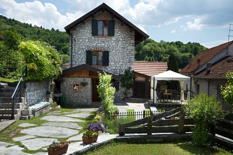 View to the Casa Gingelina with garden pergola