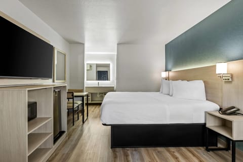 Standard Room, 1 King Bed, Non Smoking | Desk, laptop workspace, free WiFi, bed sheets