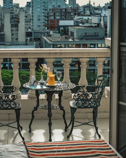 Deluxe Suite | Premium bedding, minibar, in-room safe, laptop workspace