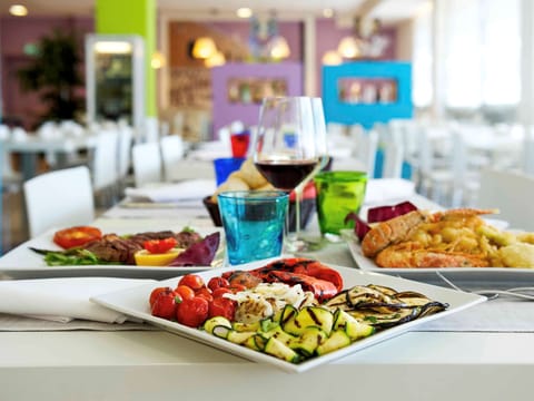 Breakfast served, international cuisine