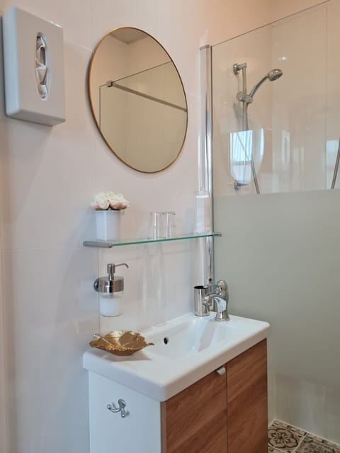 Deluxe Double Room | Bathroom | Shower, free toiletries, hair dryer, towels