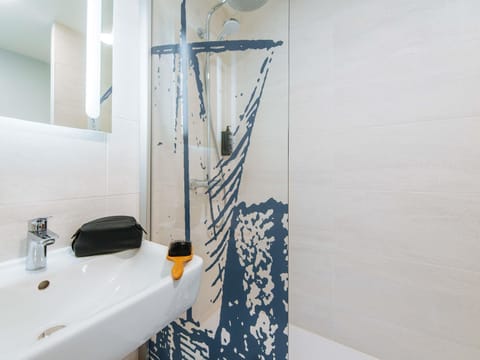 Standard Room, 1 Double Bed | Desk, blackout drapes, soundproofing, iron/ironing board