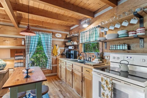 Well-Stocked Kitchen with Dining Seating for 4