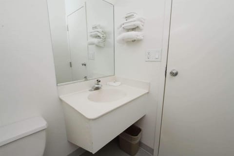 Combined shower/tub, towels