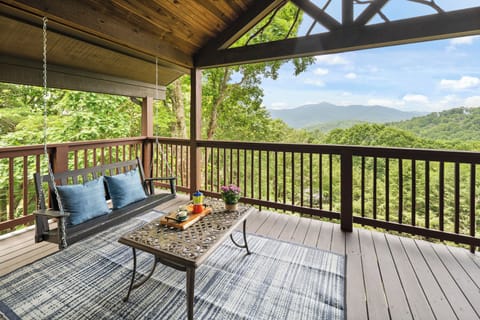 Blowing Rock Retreat welcomes you! Stunning views of Grandfather Mountains and Johns River Gorge! Spacious rooms! The ultimate relaxation spot!