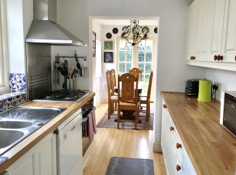 House, 3 Bedrooms | Private kitchen | Fridge, microwave, oven, stovetop