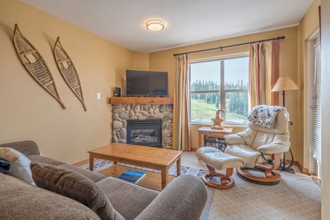 Open Living Area in 3rd Floor Condo - Nice and Quiet