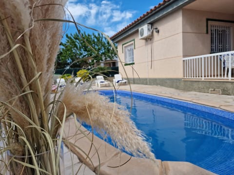 Refreshment guaranteed: The private pool at House Angeles offers plenty of space to relax and is located directly next to the charming holiday home.