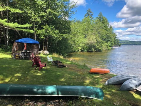 Cozy cottage about 90 steps from beautiful lake’s edge plus tons of amenities!