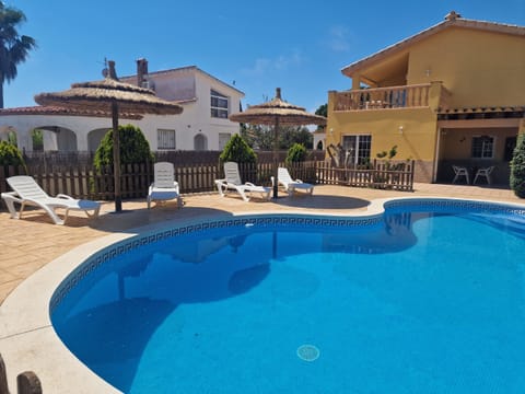 Caribbean vibes on holiday: The sensationally large private pool with fixed straw umbrellas at house Eva invites you to relax. Book your stay now!