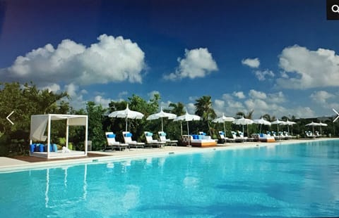 Grand Luxxe pool