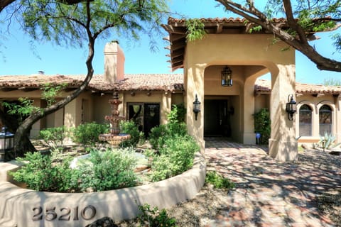 Stunning front entrance with Fountain 