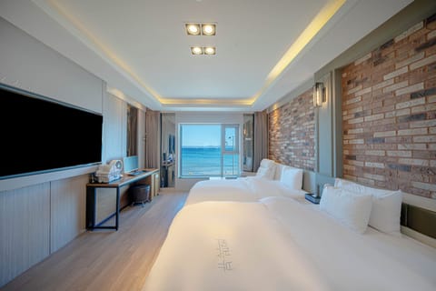 Deluxe Twin Room, Multiple Beds, Non Smoking, Ocean View | Premium bedding, down comforters, individually decorated