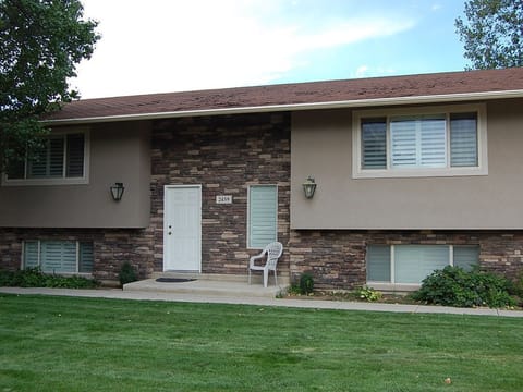 Private entrance to Condo II/quiet cul-de-sac  