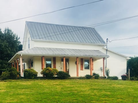 Quaint restored farmhouse with amazing views! Peaceful, private and relaxing