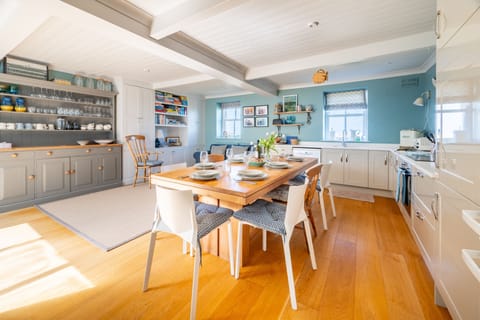 Fridays Barn, Salthouse: Open plan kitchen/dining room with table and seating for eight