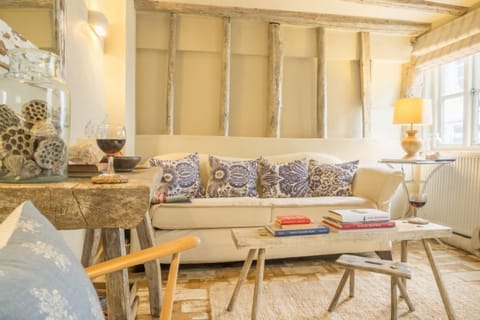 Oyster Cottage, Wells-next-the-Sea: Stylish sitting room