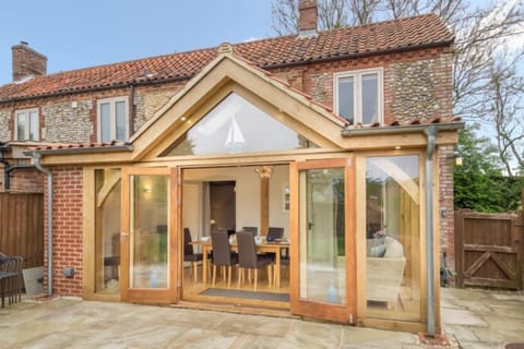 Skimming Stones, North Creake: Light and airy traditional brick and flint cottage