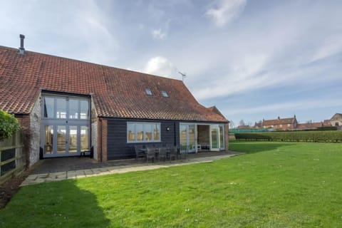 Geddings Farm Barn, Ringstead: Outdoor dining furniture, charcoal barbecue and plenty of space for games