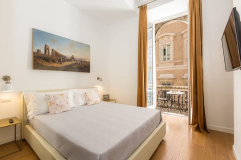 Bright bedroom with view on Via del Corso