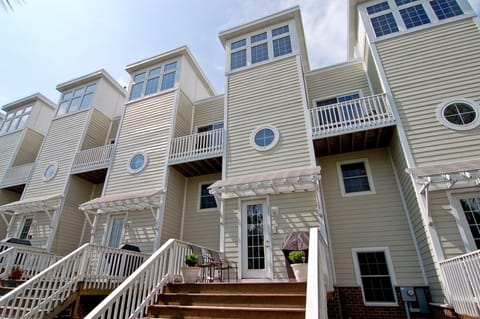 Spectacular townhome with Weber Grill on the Front Deck
