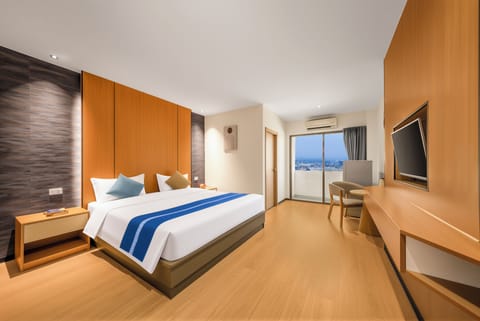 Senior Double Room | Premium bedding, pillowtop beds, in-room safe, laptop workspace