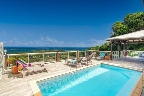 Suspended in front of the Atlantic Ocean, the Villa Lidoam with its Creole charm, will seduce you with its magnificent view from the Ilets du François to the Presqu'île de la Caravelle.