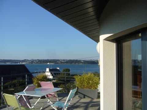 SUR LA TERRASSE A DROITE ON APERCOIT LES HAUBANS DU PONT DE L 'IROISE