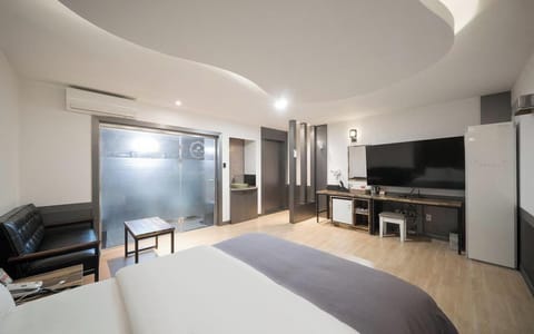 Royal Suite | Egyptian cotton sheets, premium bedding, down comforters