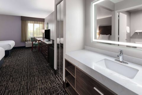 Combined shower/tub, free toiletries, hair dryer, towels