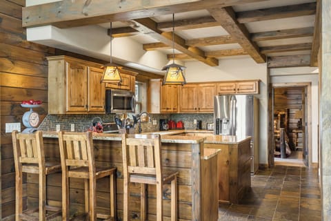 Room for 3 at the breakfast bar