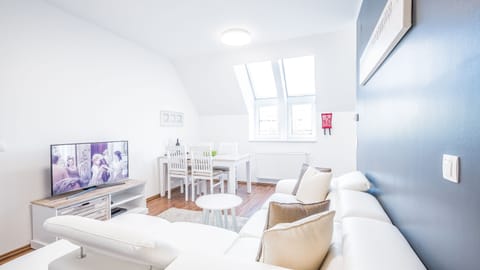 Monochrome colors and comfortable area for taking it easy in the Living room 