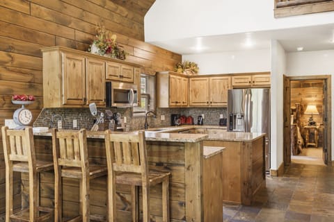 Room for 3 at the breakfast bar