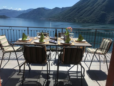 AL FRESCO DINING ON THE TERRACE OF VILLA PANORAMICA