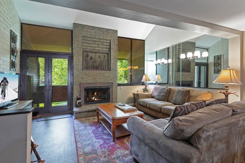 LR overlooks ski area, XC, golf, Mts., pond