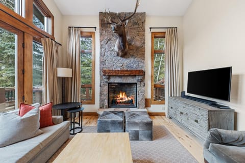 Grand Hyatt|Spacious Residence nestled in Cascade Village offers a quick and convenient shuttle ride to Grand Hyatt resort or Chair 20 House in Vail