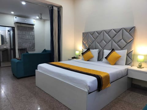 Suite Room | Desk, soundproofing, iron/ironing board, free WiFi