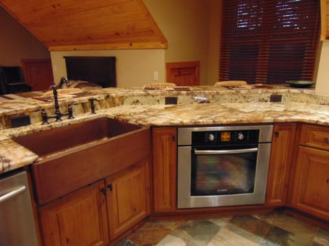 Copper Farmhouse sink with Extra Bosch oven